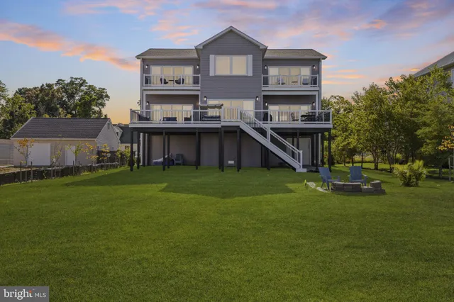 $2,190,000 | 3675 1st Avenue, Edgewater, MD 21037