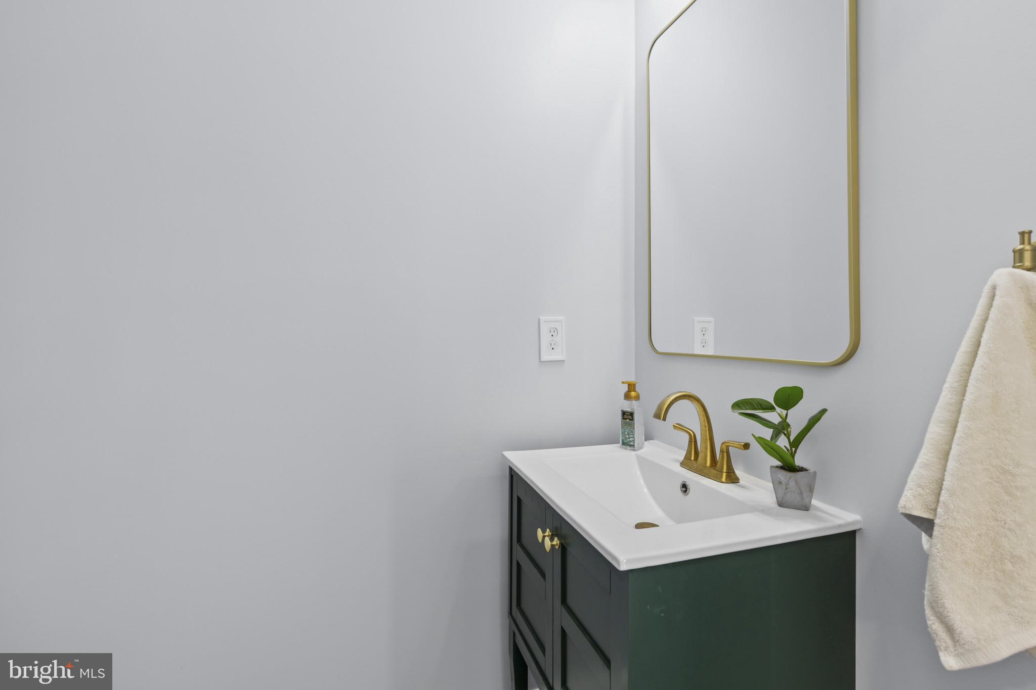 3675 1st Avenue Edgewater, MD 21037 - Photo 20 of 57 Main Powder Room