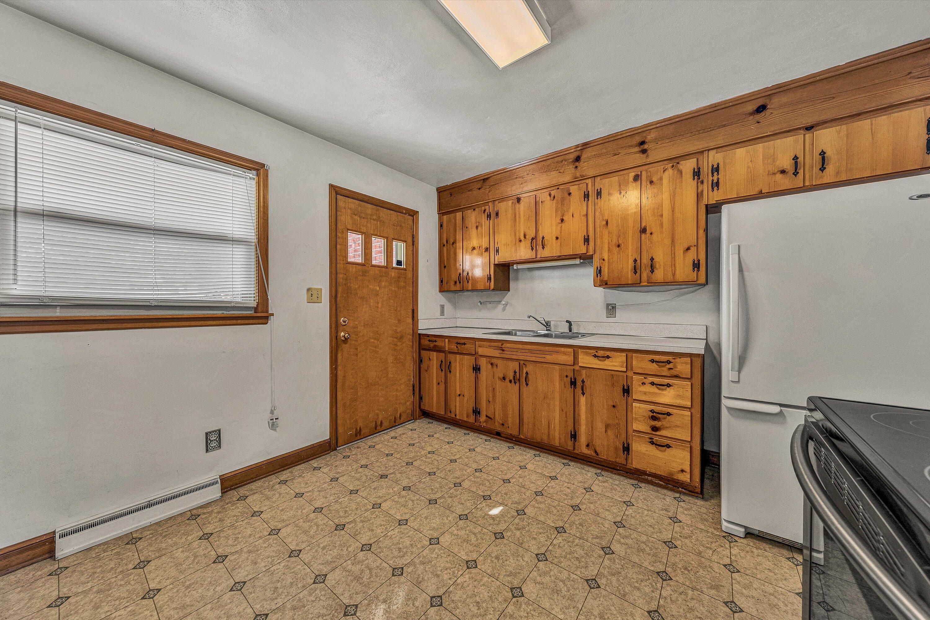 4402 Florist Road Roanoke, VA 24012 - Photo 7 of 36 07-DSC00082