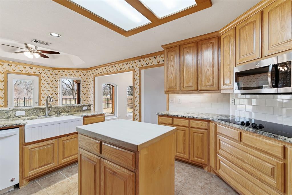 9607 Ravenswood Road Granbury, TX 76049 - Photo 12 of 39