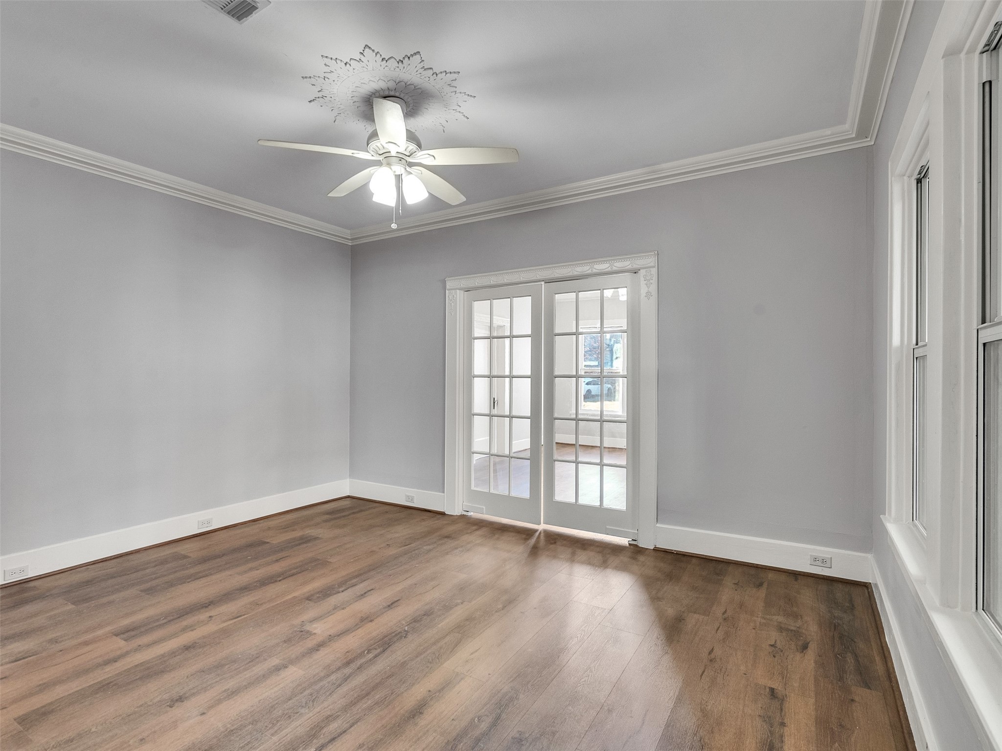 4625 Bell Street Houston, TX 77023 - Photo 20 of 33 wooden floor in an empty room with a window