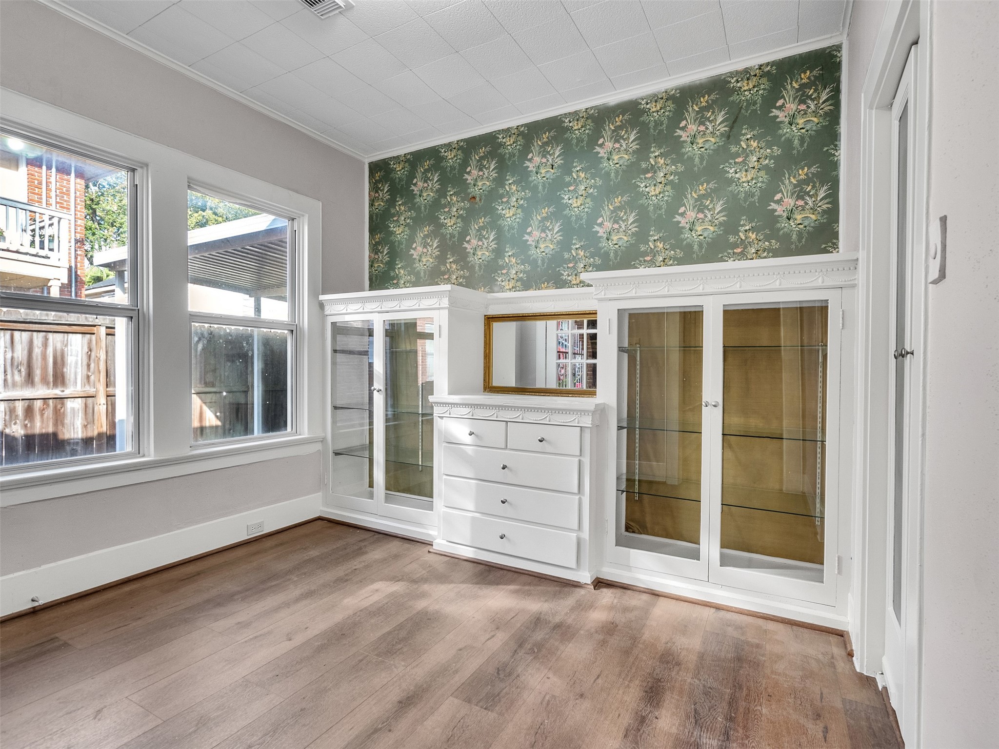 4625 Bell Street Houston, TX 77023 - Photo 21 of 33 an empty room with windows