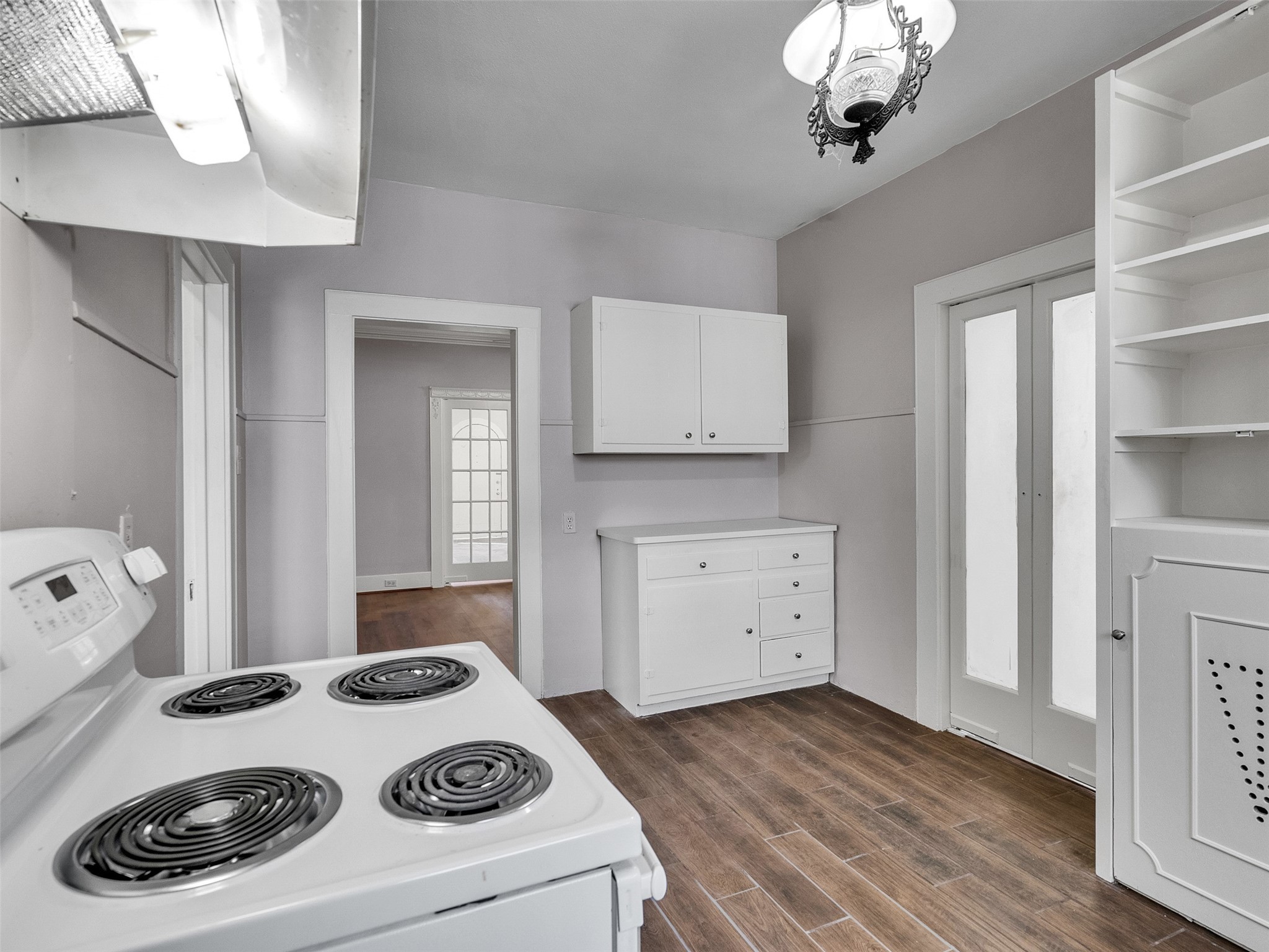 4625 Bell Street Houston, TX 77023 - Photo 29 of 33 a kitchen that has a stove a table and chairs in it