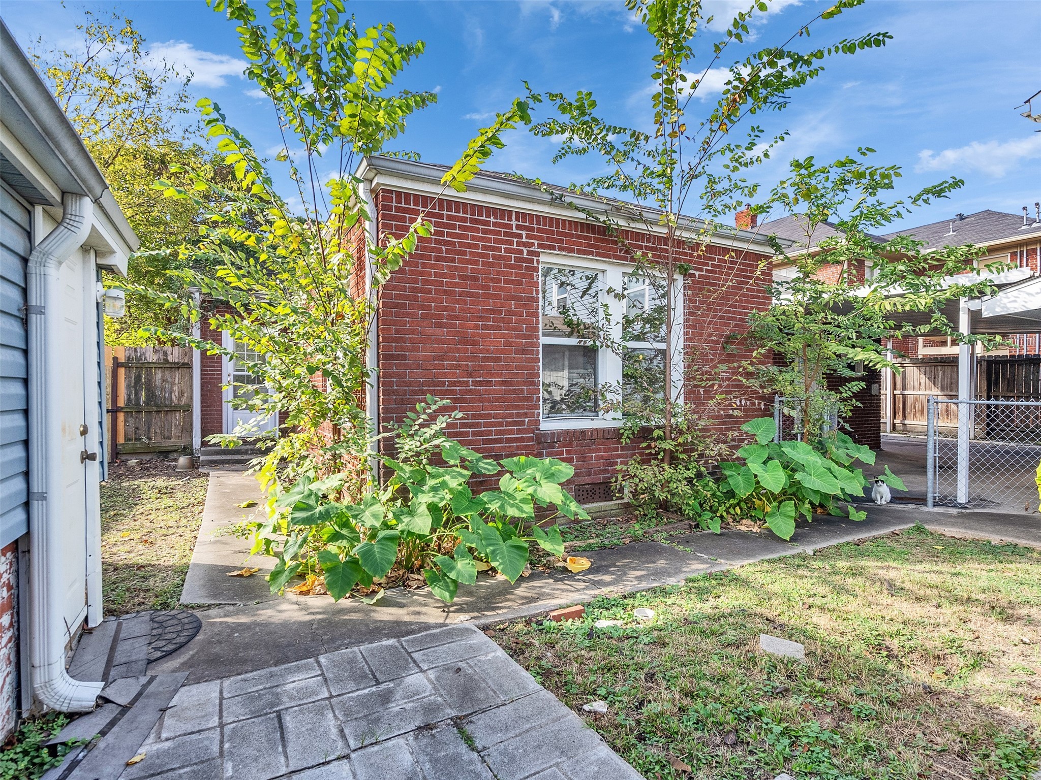 4625 Bell Street Houston, TX 77023 - Photo 32 of 33 a front view of a house with a yard