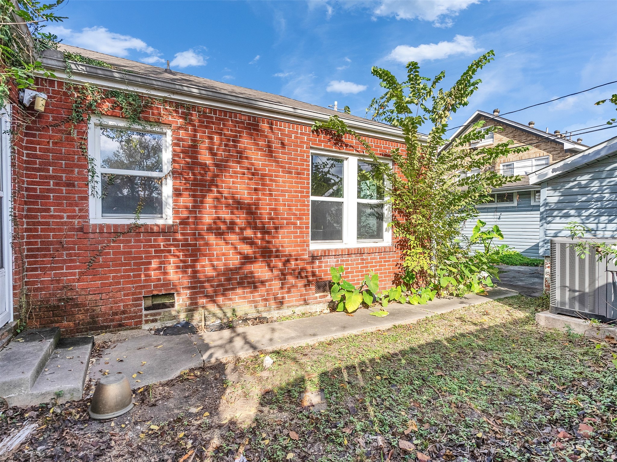 4625 Bell Street Houston, TX 77023 - Photo 33 of 33 a front view of a house