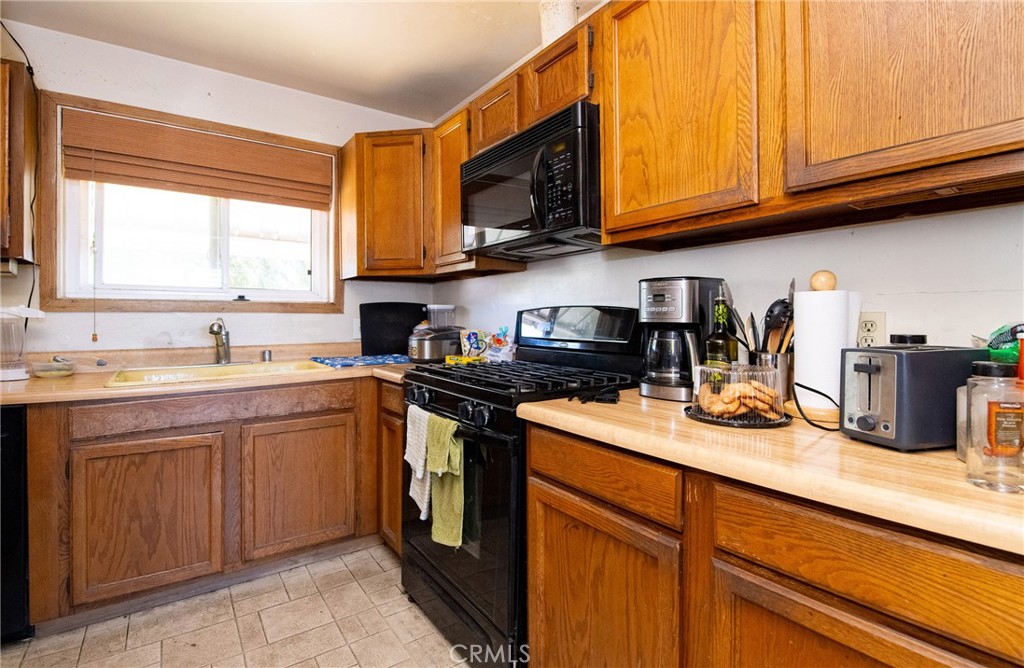 13426 Mercer Street Pacoima, CA 91331 - Photo 5 of 20 Kitchen