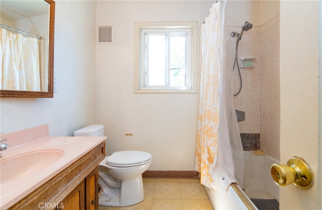 13426 Mercer Street Pacoima, CA 91331 - Photo 9 of 20 Bathroom