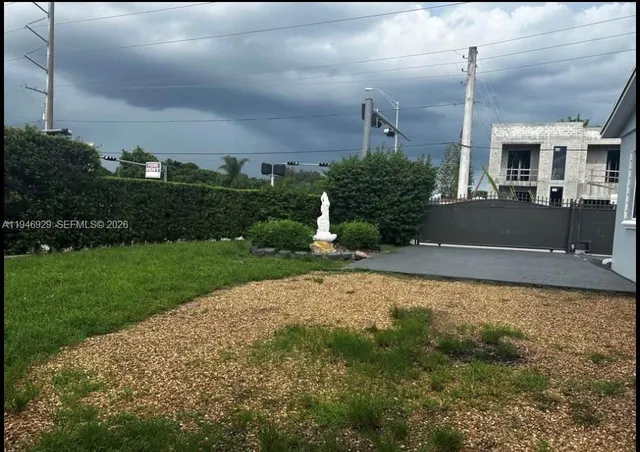 a view of a house with backyard and garden