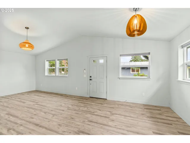 $900,000 | 27862 Green Oaks Drive, Eugene, OR 97402