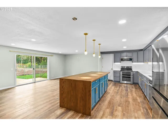 $900,000 | 27862 Green Oaks Drive, Eugene, OR 97402