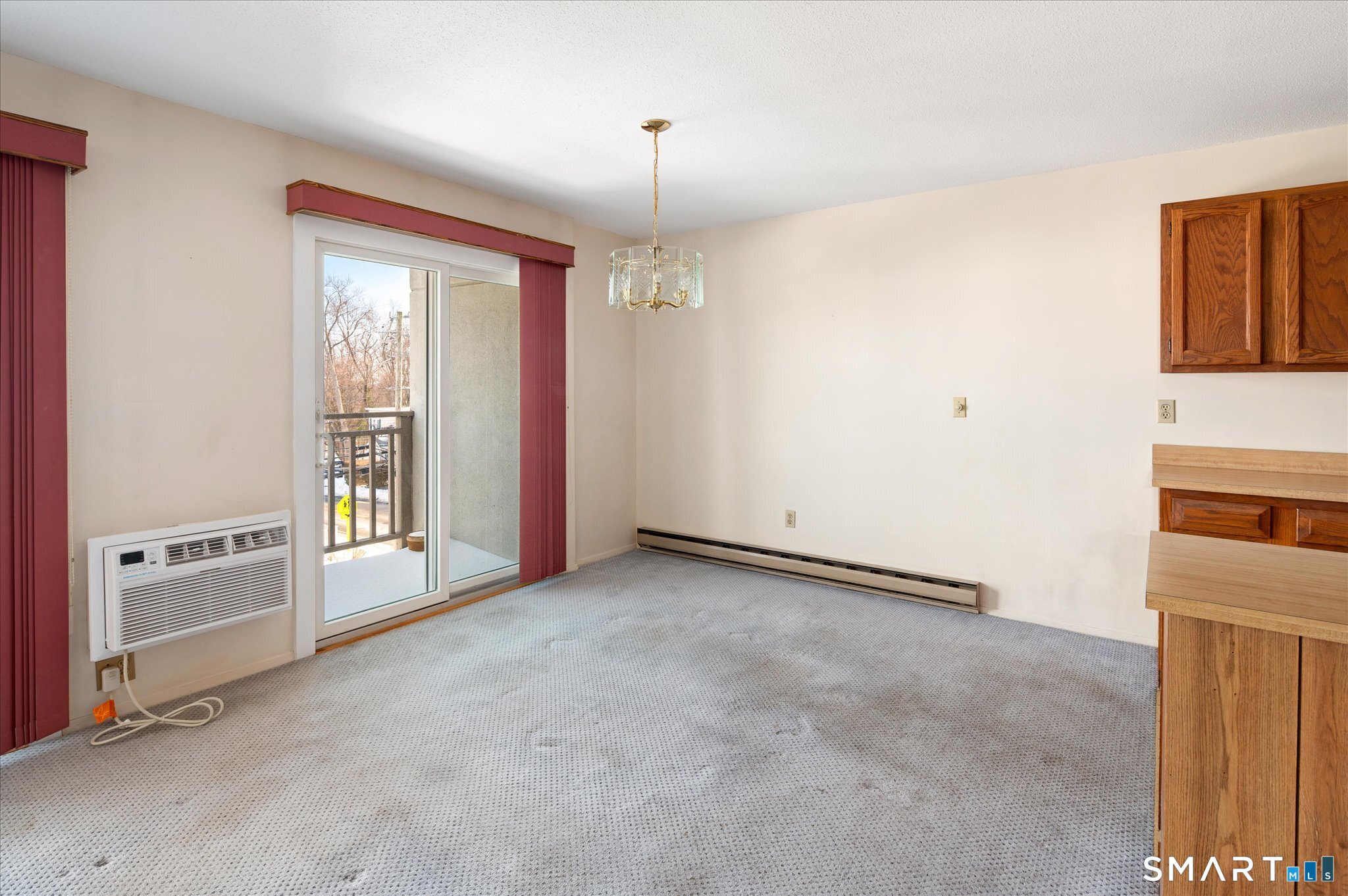 950 Cove Road, Unit B6 Stamford, CT 06902 - Photo 13 of 34 a view of an empty room with a window