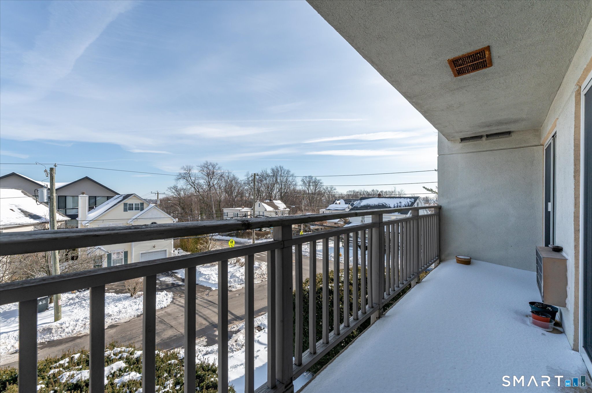 950 Cove Road, Unit B6 Stamford, CT 06902 - Photo 16 of 34 a view of a balcony with an outdoor space