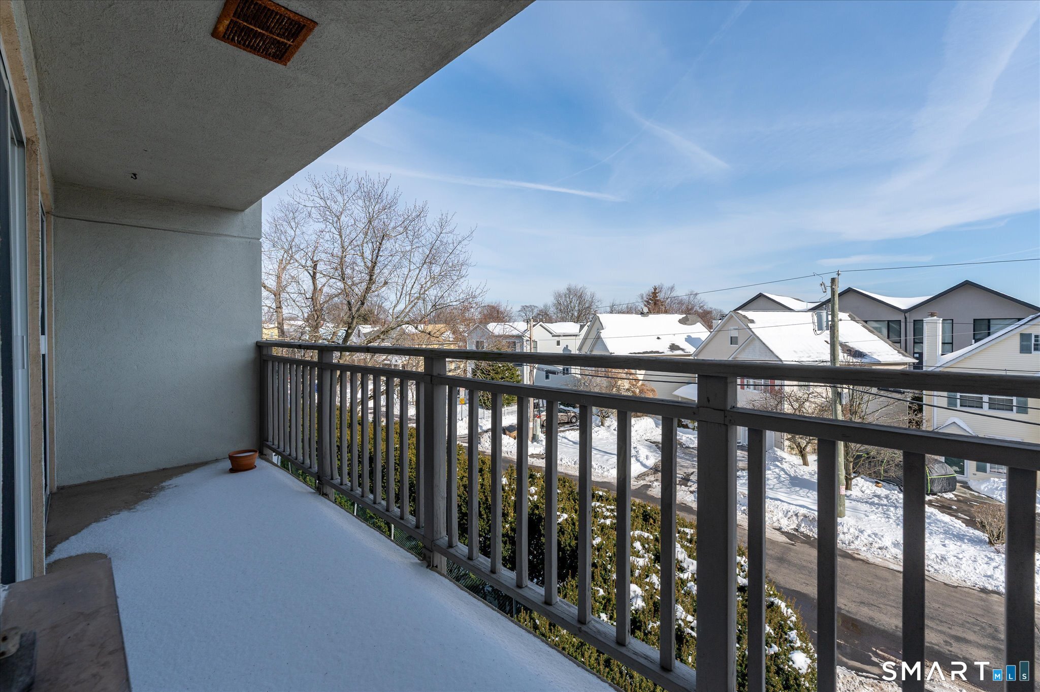 950 Cove Road, Unit B6 Stamford, CT 06902 - Photo 17 of 34 a view of staircase with mountain view