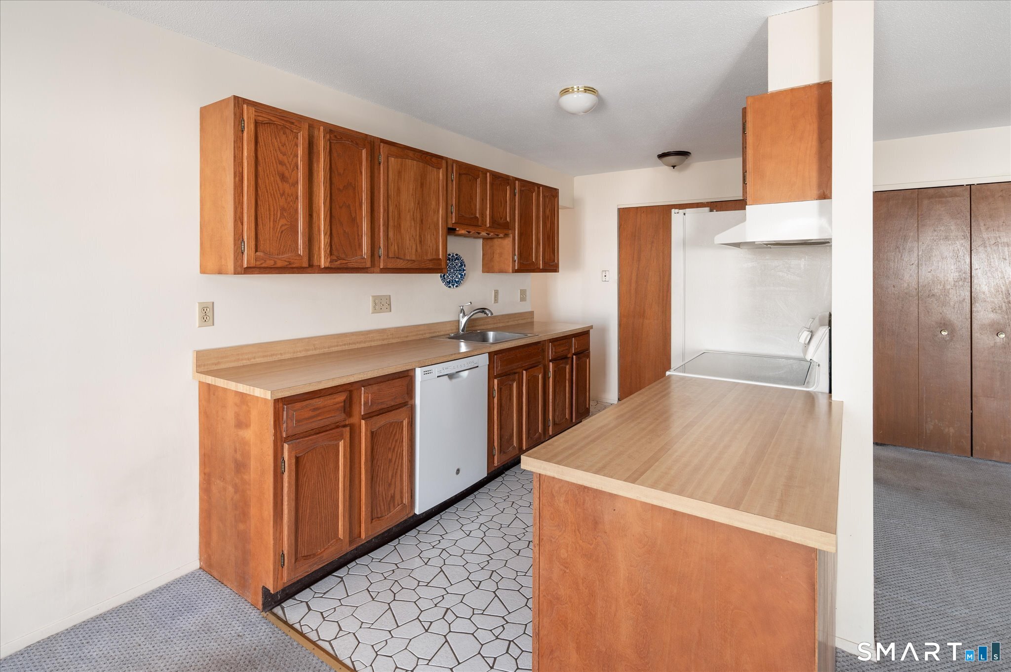 950 Cove Road, Unit B6 Stamford, CT 06902 - Photo 20 of 34 a kitchen with a sink appliances and cabinets