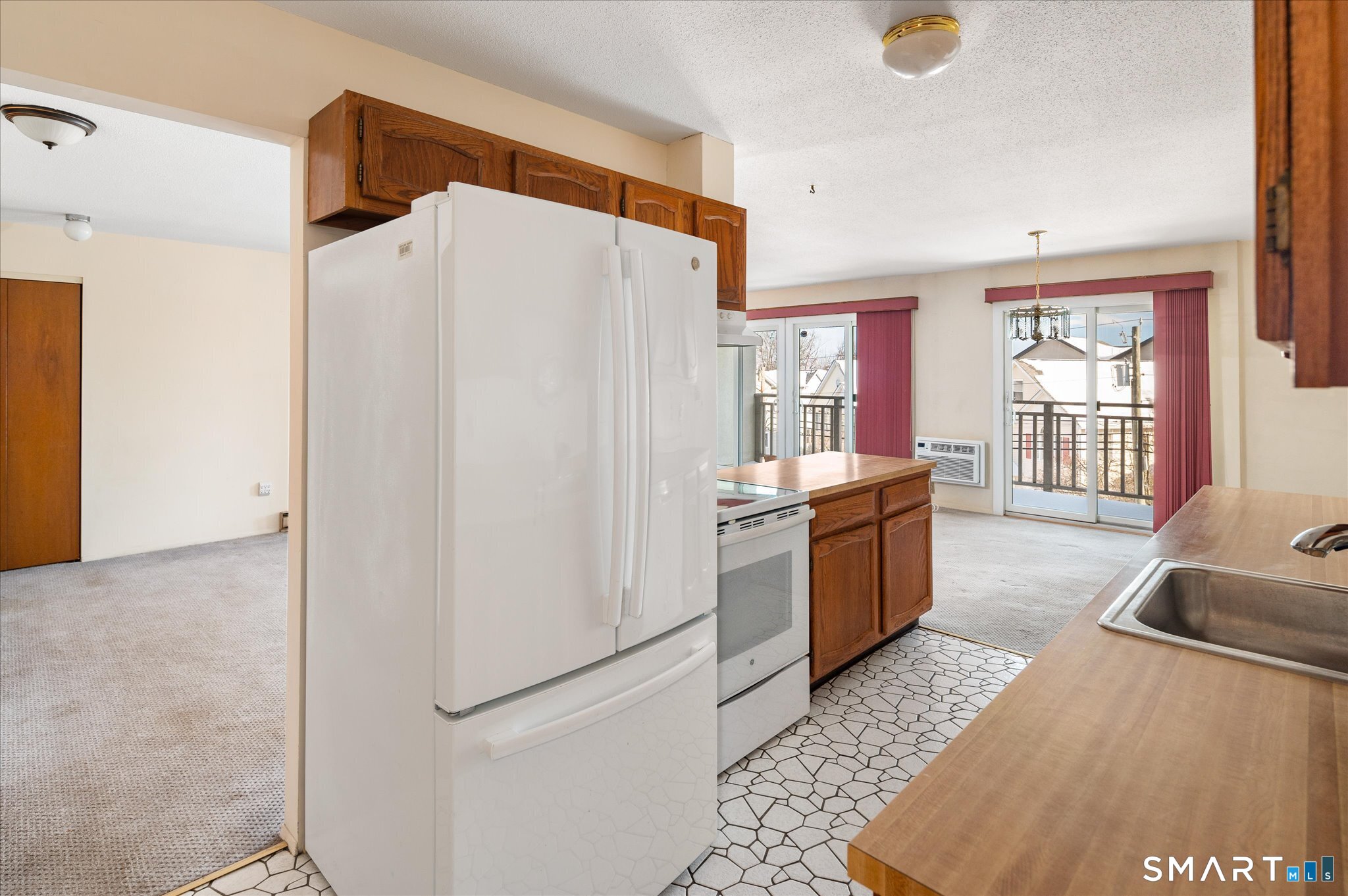 950 Cove Road, Unit B6 Stamford, CT 06902 - Photo 21 of 34 a kitchen with stainless steel appliances a refrigerator and a stove