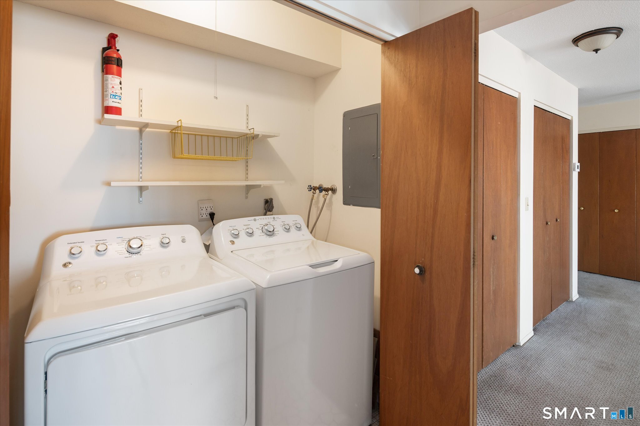950 Cove Road, Unit B6 Stamford, CT 06902 - Photo 22 of 34 a utility room with dryer and washer