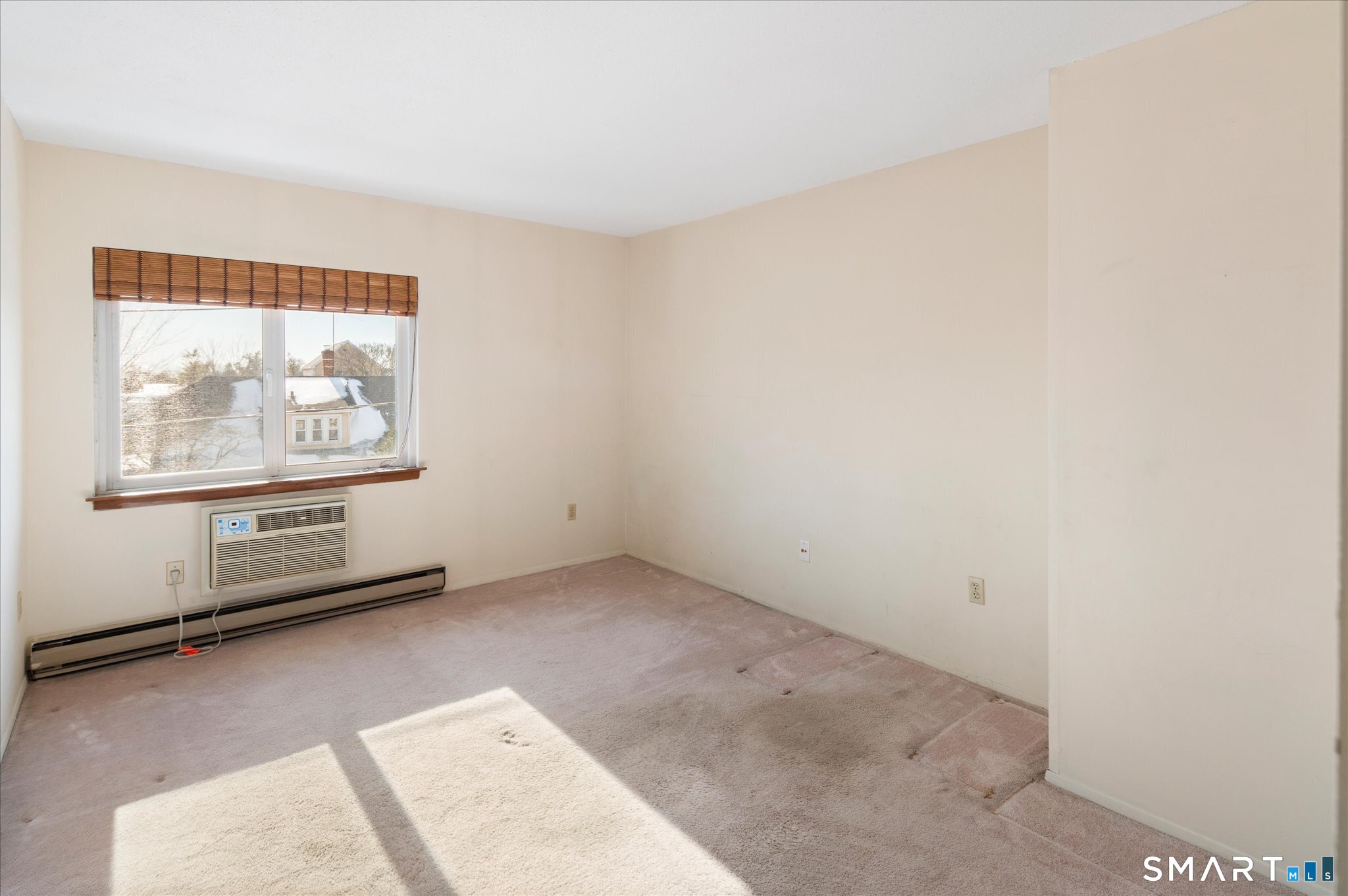 950 Cove Road, Unit B6 Stamford, CT 06902 - Photo 31 of 34 an empty room with windows