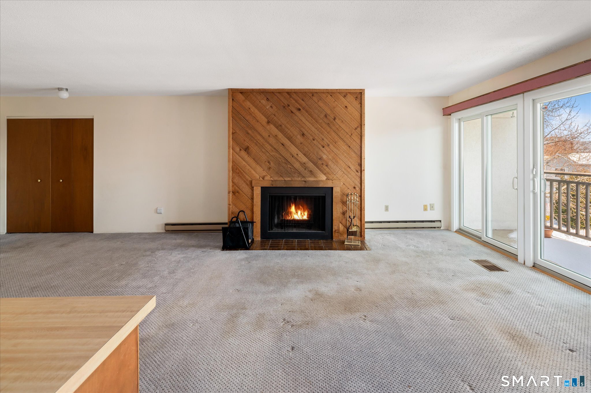 950 Cove Road, Unit B6 Stamford, CT 06902 - Photo 9 of 34 a view of an empty room with a fireplace and a window