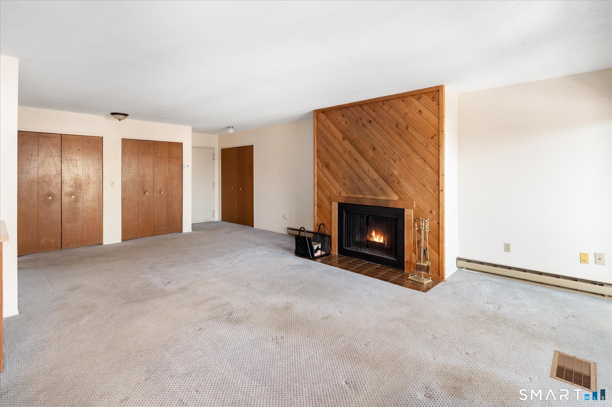 950 Cove Road, Unit B6 Stamford, CT 06902 - Photo 10 of 34 a view of an empty room with a fireplace