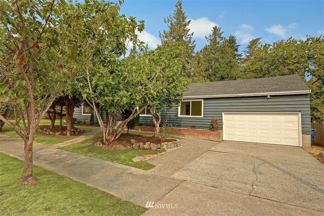 4606 South Adams Street Seattle, WA 98118 - Photo 26 of 29 a backyard of a house with table and sofas