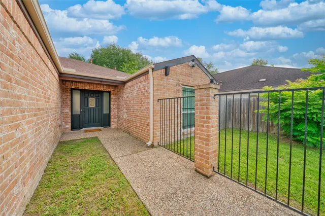 $2,350 | 7838 Vickijohn Drive, Houston, TX 77071
