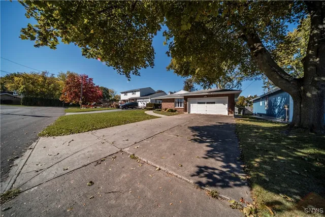 $299,900 | 110 Bellshire Lane, Syracuse, NY 13208