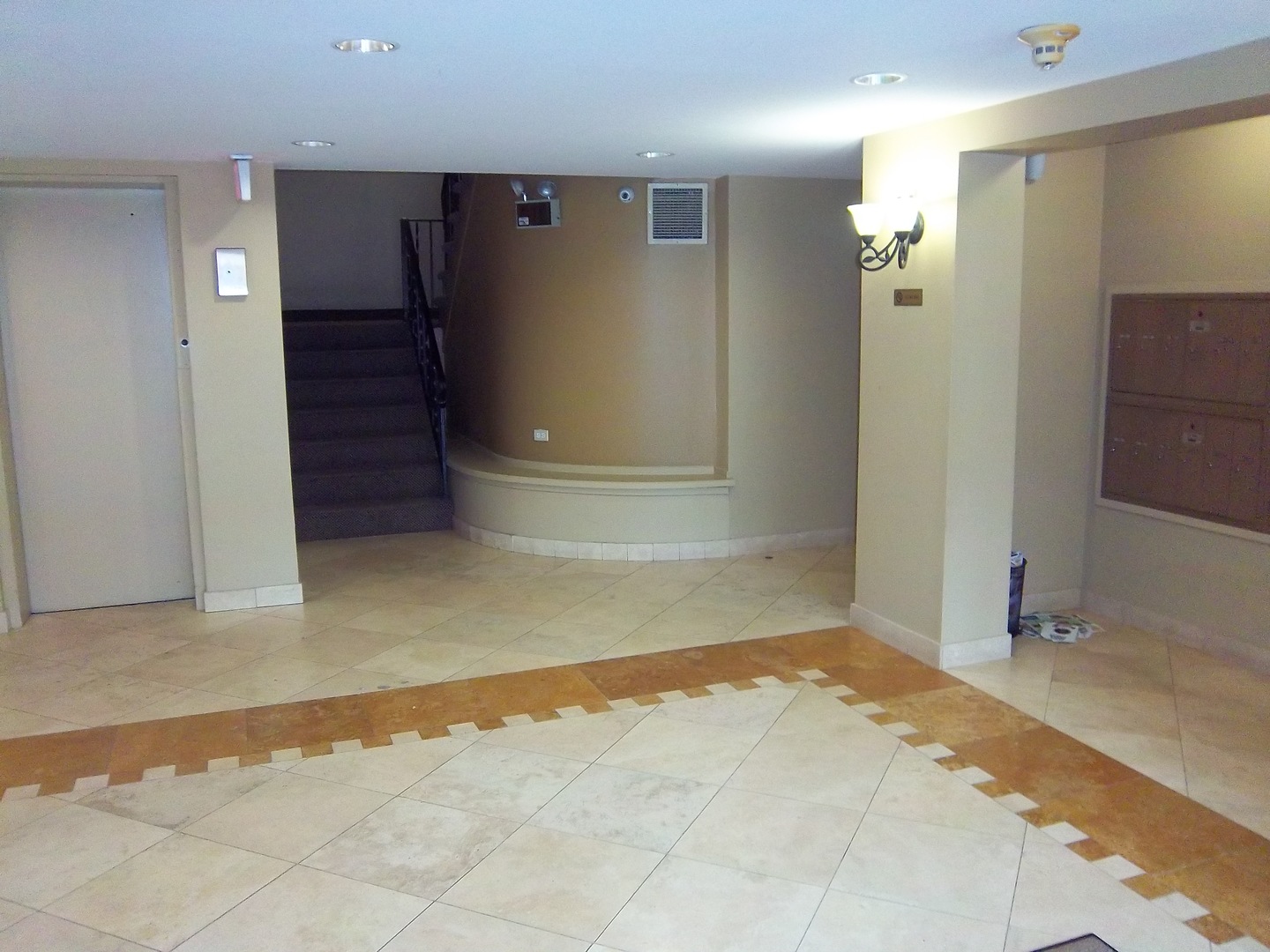 920 Ridge Square, Unit 205 Elk Grove Village, IL 60007 - Photo 2 of 10