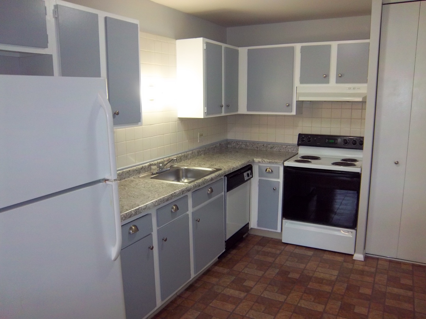 920 Ridge Square, Unit 205 Elk Grove Village, IL 60007 - Photo 4 of 10