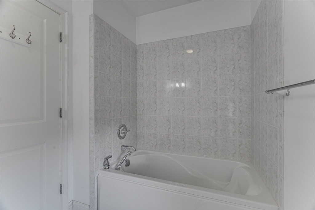 168 Humphrey Street, Unit 2 Swampscott, MA 01907 - Photo 18 of 26 a bathroom with a bathtub