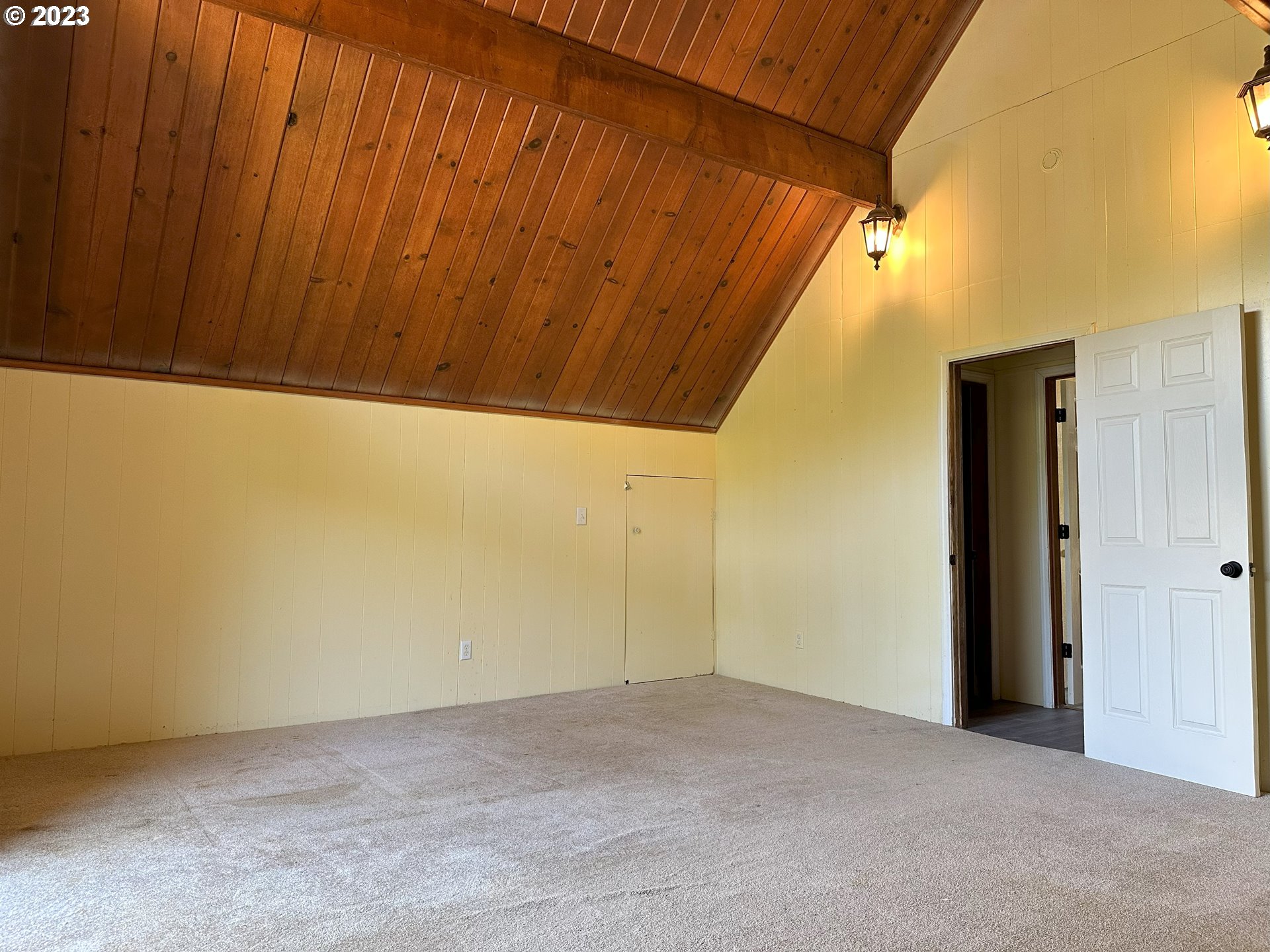 979 Evergreen Ridge Road Riddle, OR 97469 - Photo 25 of 41 a view of entryway