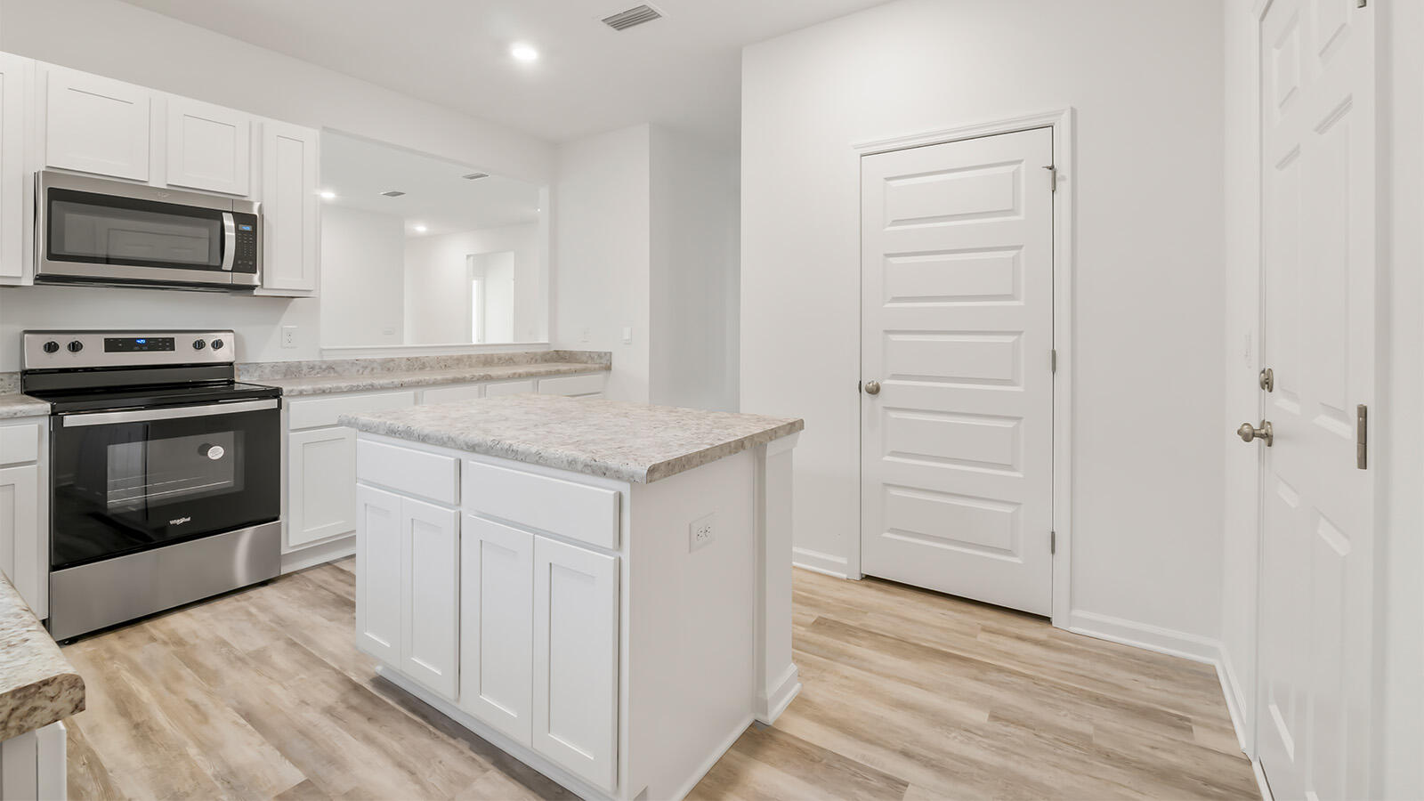 46 Bluebeech Street Freeport, FL 32439 - Photo 5 of 34 39_Bluebeech_Street_5_Kitchen