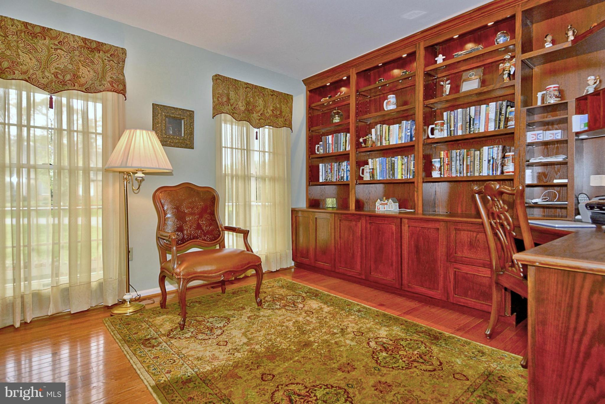 Den or 4th Bedroom w/built-in bookshelves & desk