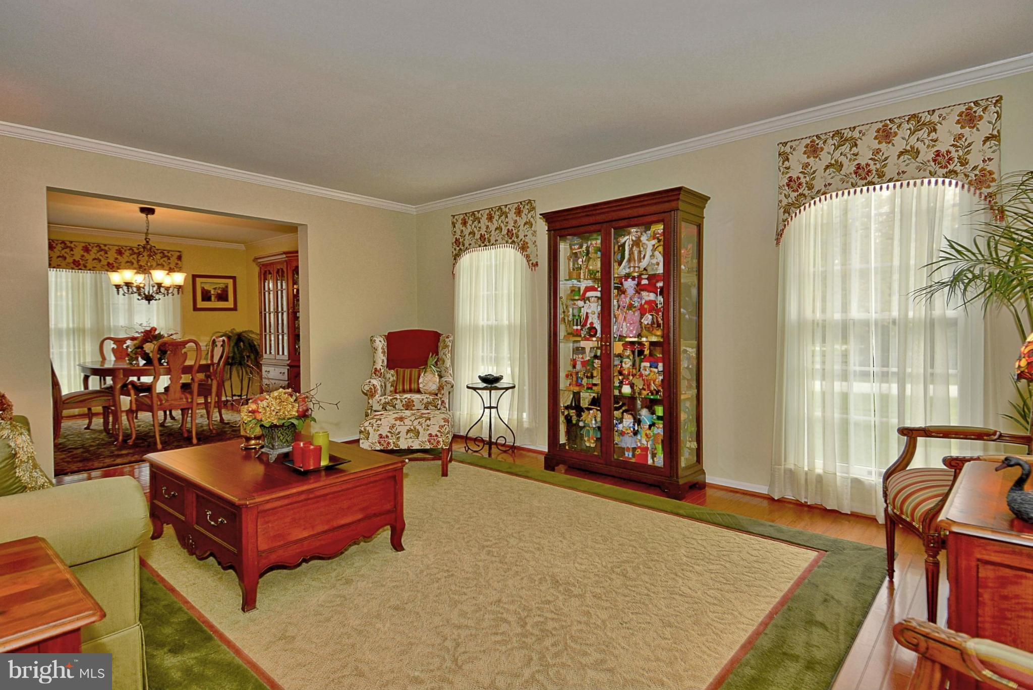 Living Room w/hardwood flooring