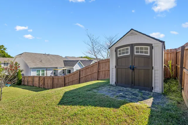 a view of a backyard