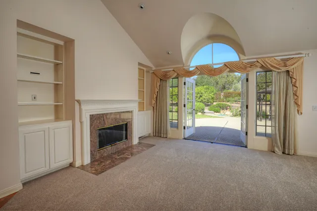 a view of a livingroom with furniture fire place and a fireplace