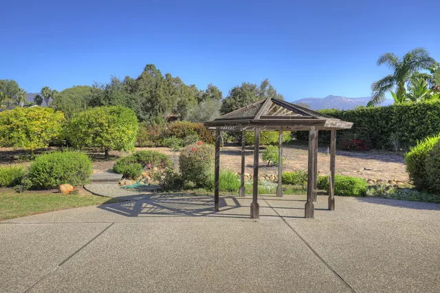 a view of a house with porch and garden
