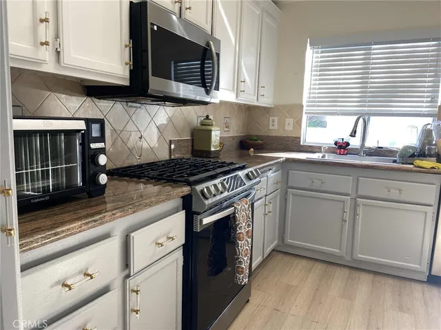 a view of entryway with washer and dryer