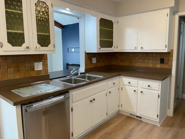$299,900 | 33633 Swan Drive, Sterling Heights, MI 48312