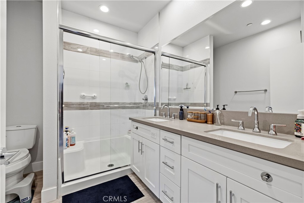 7960 Telegraph Road Downey, CA 90240 - Photo 27 of 59 Primary Suite Bathroom
