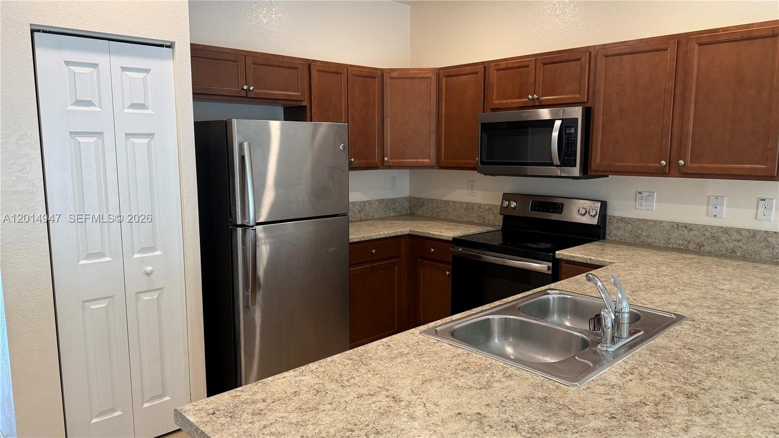 9213 West 33rd Way Hialeah, FL 33018 - Photo 5 of 23
