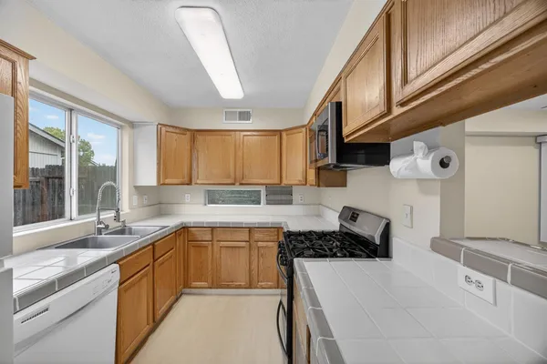 $310,000 | 525 Samuel Way, Sacramento, CA 95838