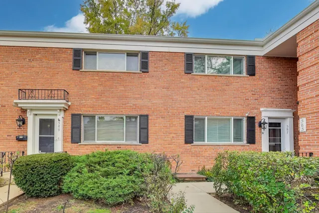 $275,000 | 587 Shorely Drive, Barrington, IL 60010