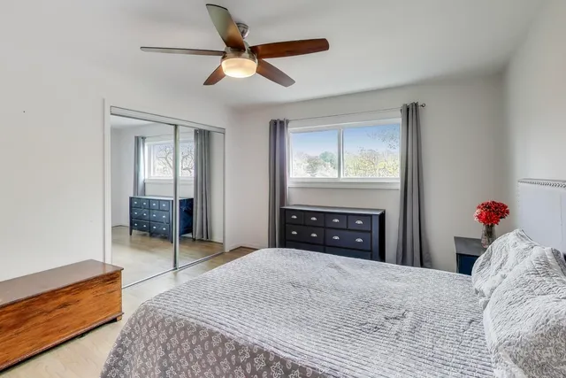 $275,000 | 587 Shorely Drive, Barrington, IL 60010