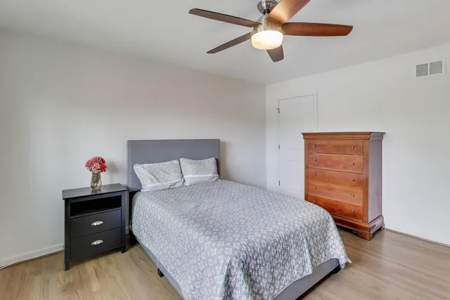 $275,000 | 587 Shorely Drive, Barrington, IL 60010