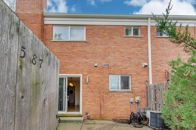 $275,000 | 587 Shorely Drive, Barrington, IL 60010