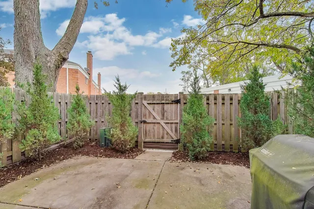 $275,000 | 587 Shorely Drive, Barrington, IL 60010