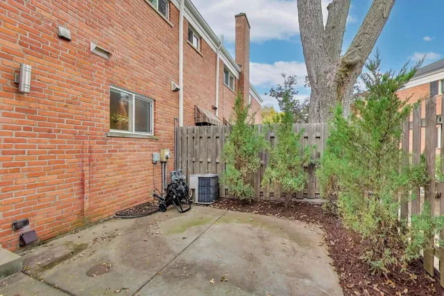 $275,000 | 587 Shorely Drive, Barrington, IL 60010