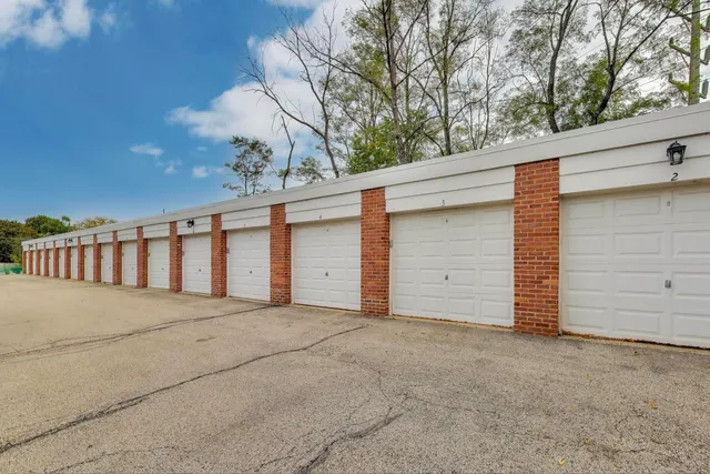 $275,000 | 587 Shorely Drive, Barrington, IL 60010