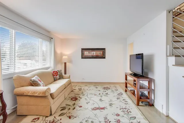 $275,000 | 587 Shorely Drive, Barrington, IL 60010