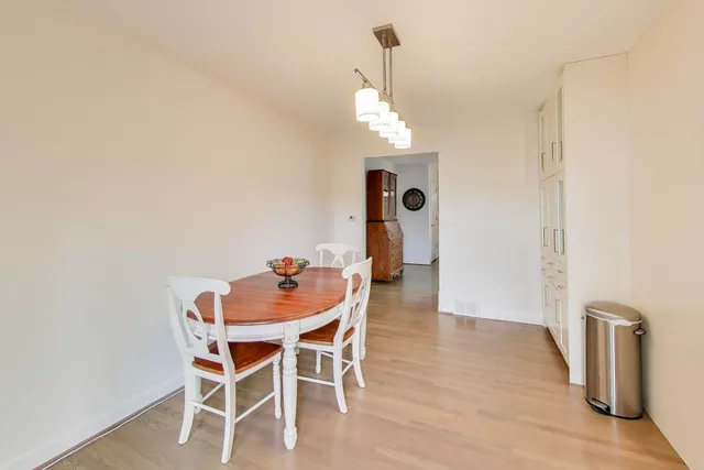 $275,000 | 587 Shorely Drive, Barrington, IL 60010